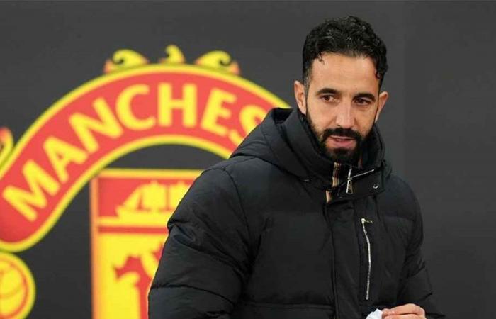 "مانشستر يونايتد" يتحرّك لإعادة مدربه السابق وسط أزمة داخلية