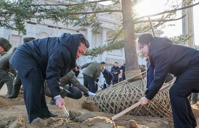 كيم جونغ أون يغرس شجرة لتخليد ذكرى جنود كوريا الشمالية