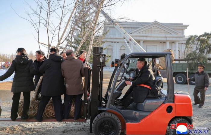 كيم جونغ أون يغرس شجرة لتخليد ذكرى جنود كوريا الشمالية