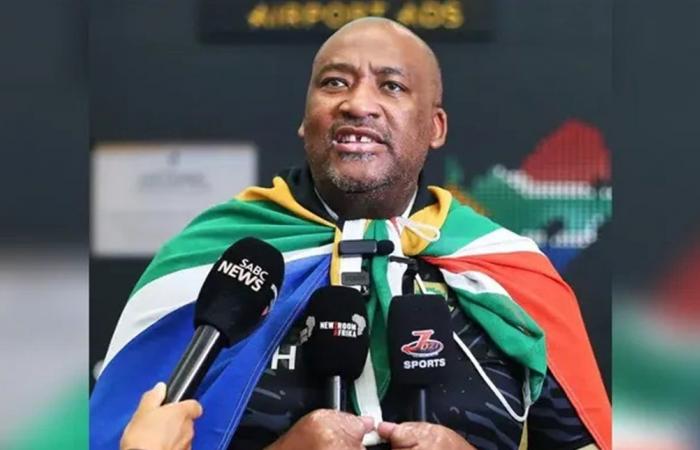 وزير الرياضة الجنوب أفريقي يوبّخ مدربه بسبب انتقاد "كان المغرب"