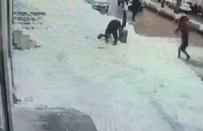 تُوفيت أمام المارة... فيديو يُوثّق حادثة مُؤسفة للحظة مصرع شابة في تركيا