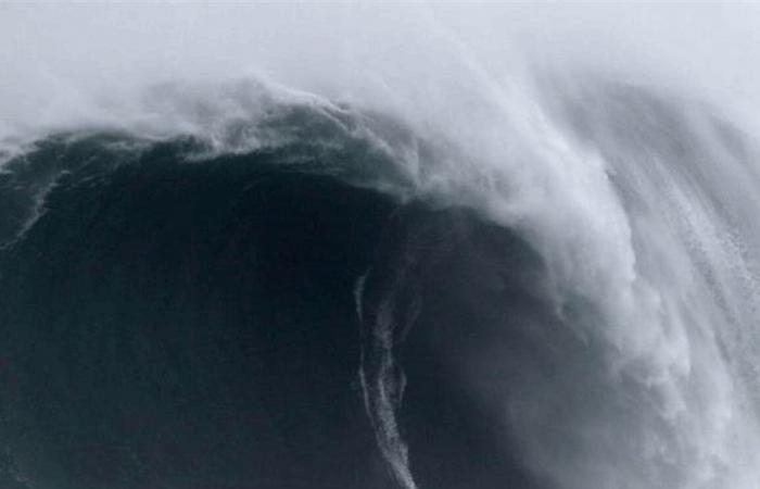 بسبب منخفض جوي عميق.. إنذار بحري في دولة عربية وتحذير مهم