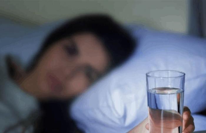 لماذا يُنصح بشرب الماء فور الاستيقاظ من النوم؟
