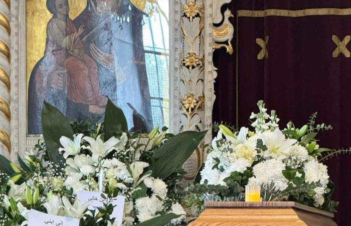 بالفيديو... السيّدة فيروز تتقبل التعازي في بكفيا بابنها هلي