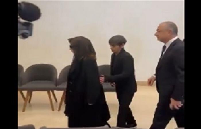 بالفيديو... السيّدة فيروز تتقبل التعازي في بكفيا بابنها هلي