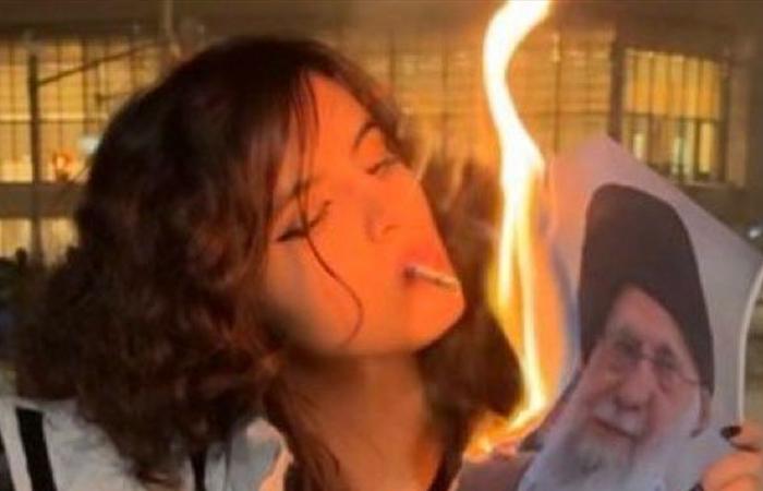 مقطع لنسوية ضد خامنئي يشعل منصات التواصل