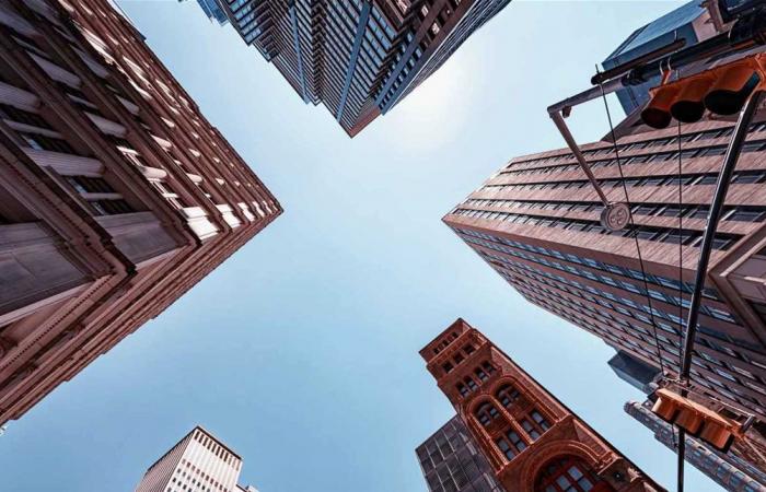 فوضى على ارتفاع شاهق… صبية يلتقطون صورًا على حافة فندق