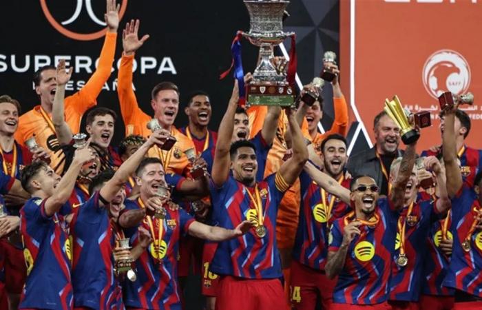 برشلونة يتوج بكأس السوبر الإسبانية بعد فوزه على ريال مدريد 3-2