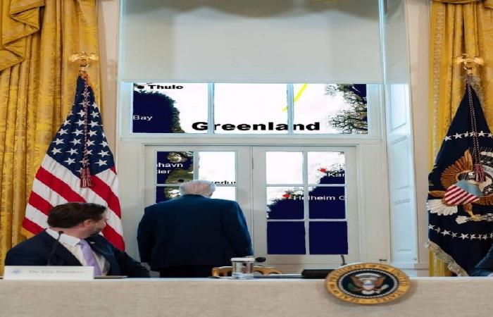 بالصورة: ترامب أمام نافذة غرينلاند!