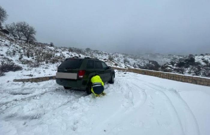 طرقات جبلية مقطوعة بسبب تراكم الثلوج