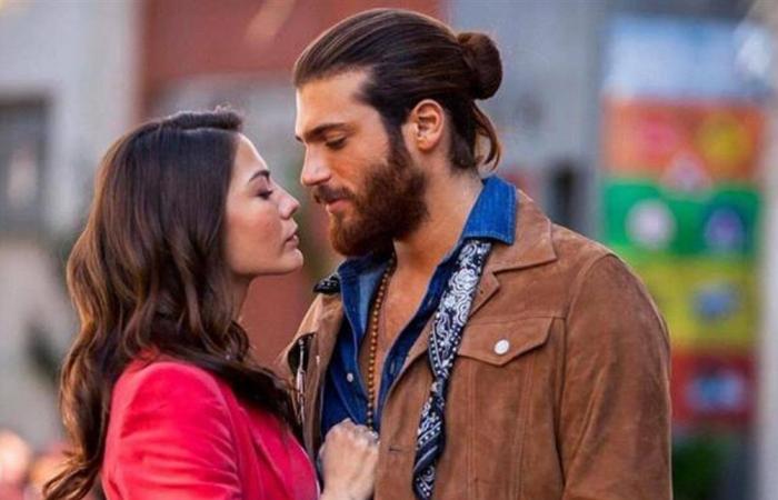 والدته "مهووسة" بالدراما التركية.. نجم عالمي شهير يُشيد بجان يامان وديميت أوزدمير (فيديو)