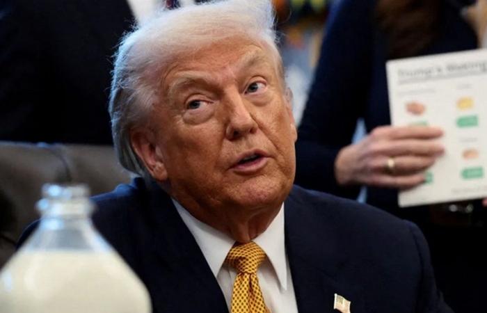 زجاجة حليب على مكتب ترامب.. هذا سرها