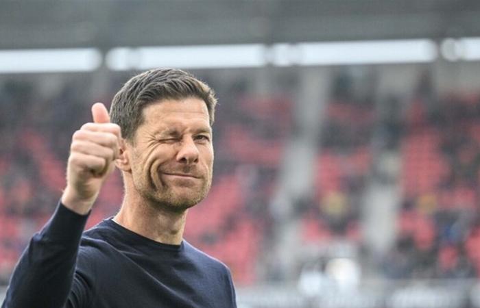 بعد إقالته مؤخرا من مصبه.. تشابي ألونسو برفقة زوجته في شوارع مدريد (صور)