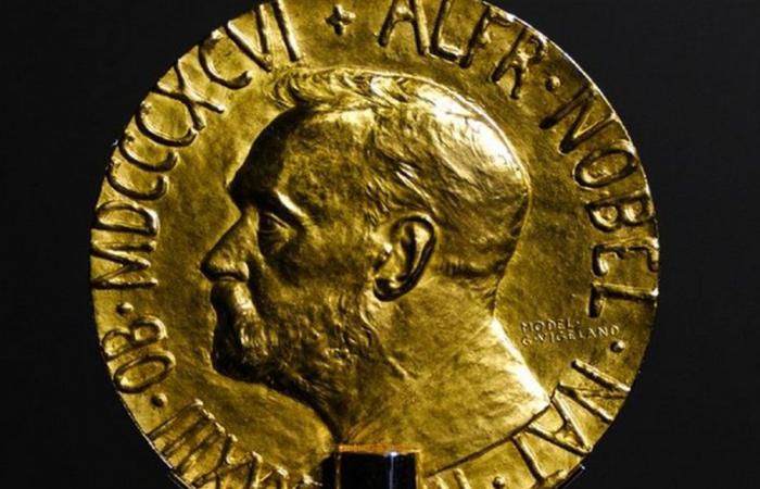 وزنها 196 غراماً ومصكوكة من الذهب.. زعيمة المعارضة الفنزويلية تُهدي ترامب ميدالية نوبل للسلام