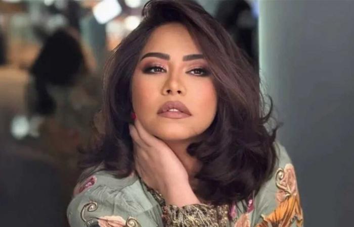 من أمام الكعبة.. شقيقة فنانة شهيرة تطلب الدعاء لشيرين عبد الوهاب (صورة)