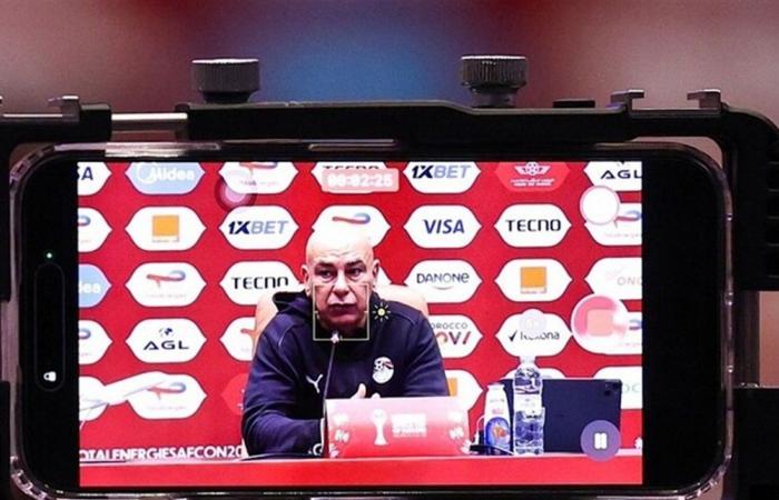 بشكل جماعي.. انسحاب البعثة الإعلامية المصرية من المؤتمر الصحافي الخاص بمباراة مصر أمام نيجيريا (فيديو)