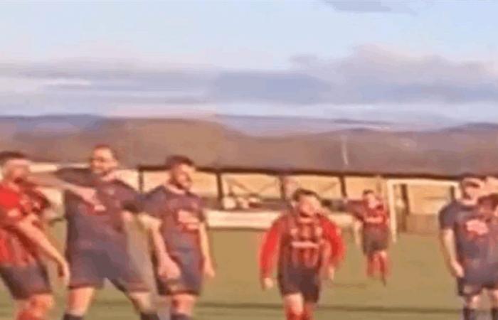 بالفيديو.. ضربة مرفق تُحوّل مباراة إلى قضية جنائية