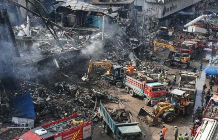 ضحايا جراء حريق هائل التهم مركزًا تجاريًّا جنوب باكستان