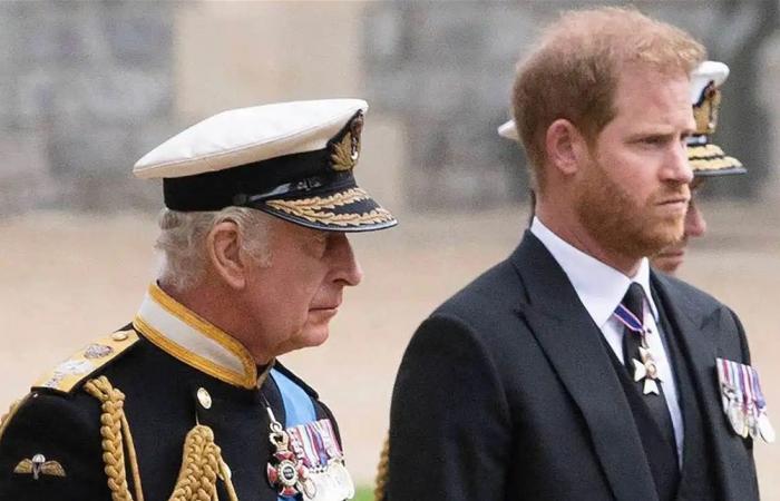بينهما "كيلومترات" وجفاء.. الملك تشارلز يغادر لندن "دون وداع" هاري