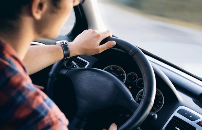 في بريطانيا... حاولت سيارة دهسه وما فعله لاحقاً مُفاجىء جدّاً