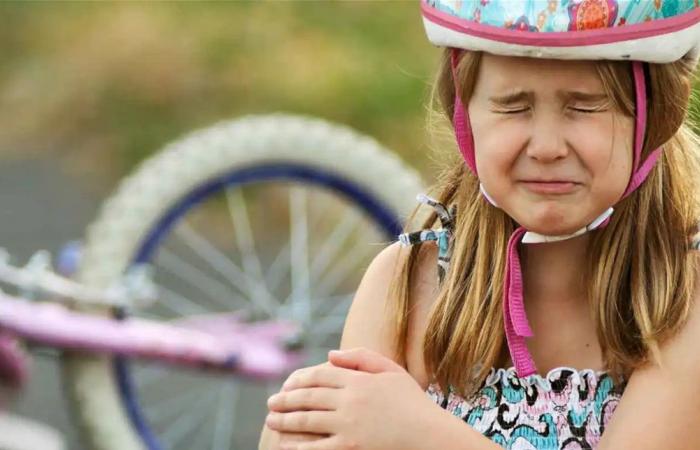 تحذير للآباء من عبارة تدمر مشاعر الأطفال عند الإصابة