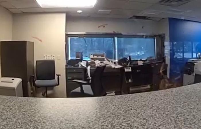 اقتحام لأحد المصارف.. ومُفاجأة بهوية السارق! (فيديو)