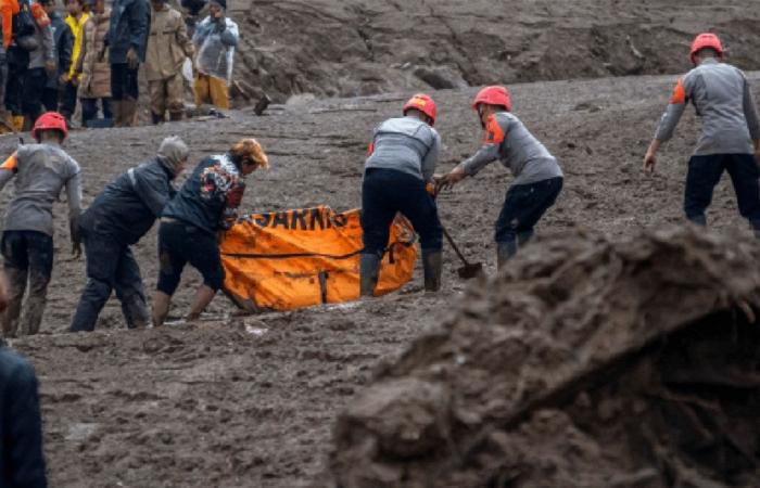 انهيار أرضي في إندونيسيا يخلف 10 قتلى,, وفقدان اكثر من 70