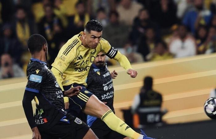 النصر يطارد الهلال بـ"نيران صديقة" أمام التعاون