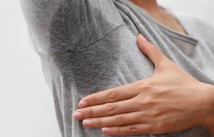 لماذا يزداد التعرق في الشتاء وكيف تقضي عليه؟