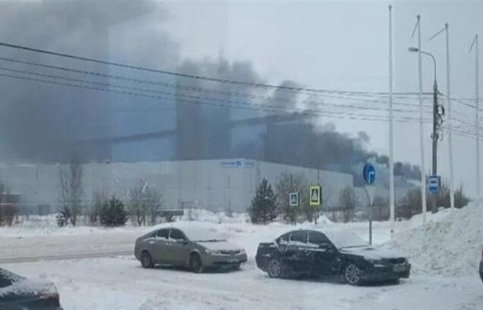 في روسيا... اندلاع حريق كبير في مصنع سابق لـ"فولكسفاغن"