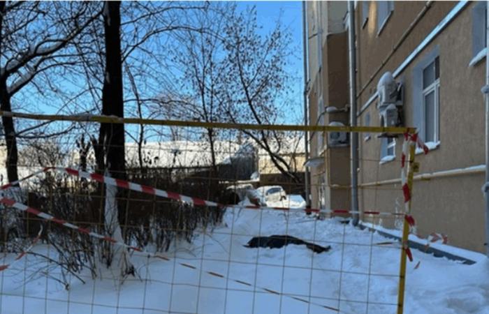 في موسكو... كتلة جليدية سقطت من سطح مبنى سكنيّ وقتلت إمرأة