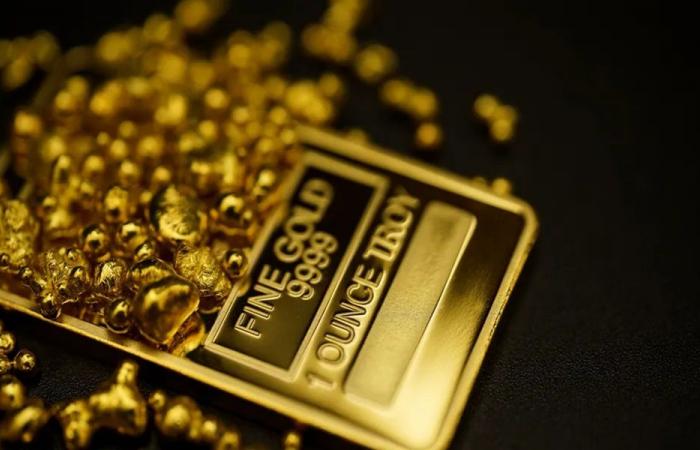 الذهب يتراجع إلى ما دون 5000 دولار للأونصة