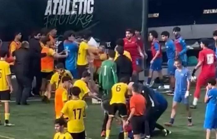 مباراة كرة قدم تتحول إلى إشكال!