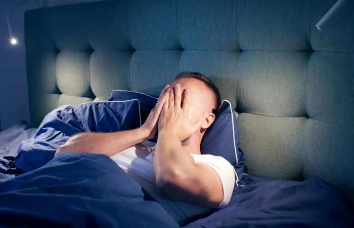 تنام طويلاً وتستيقظ متعبًا؟.. إليك سر "الأرق المتناقض"