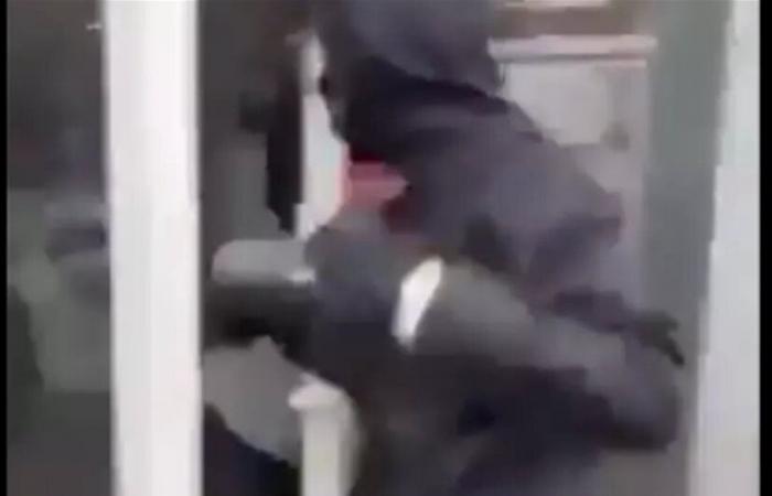 ملثمون يلقون قنبلة يدوية على صالون تجميل… شاهدوا الفيديو