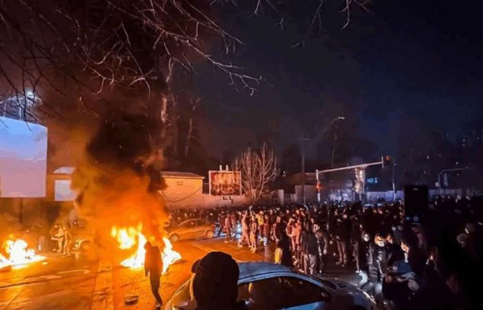 زلة لسان على الهواء تطيح بمدير تلفزيون إيراني.. ما علاقة خامنئي؟