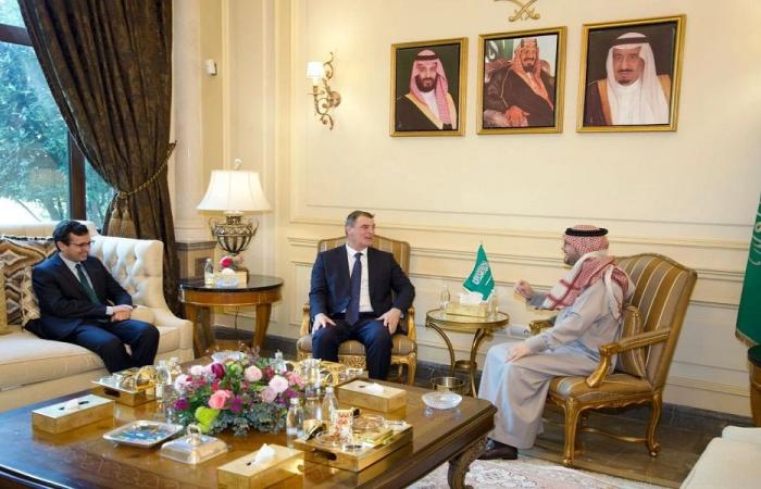 الاستقرار المالي والنقدي على طاولة البخاري