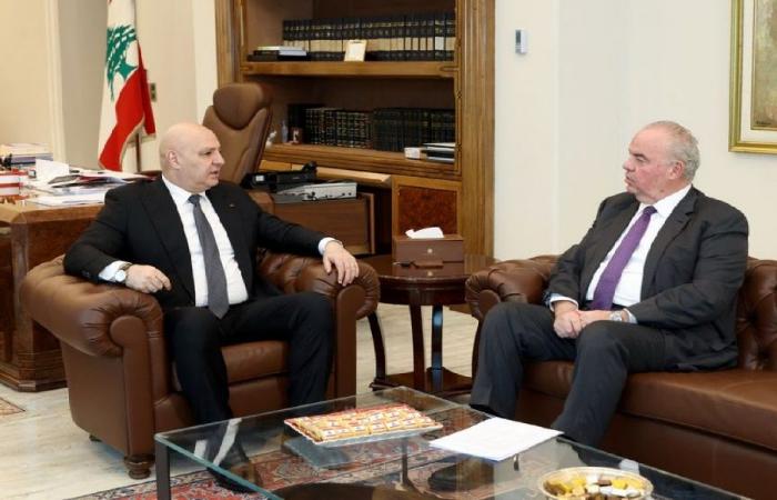 الحاج يعرض خطة الاتصالات على عون