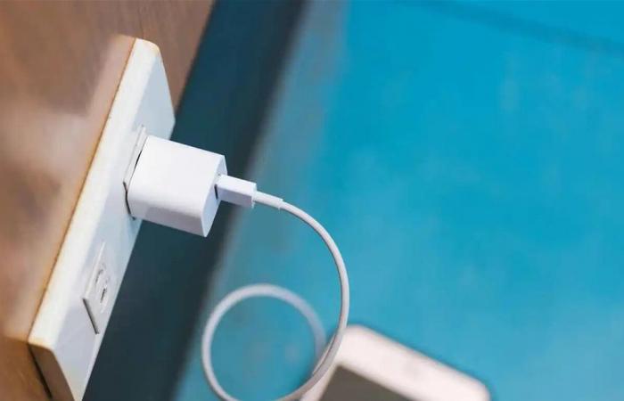 كيف أنهى "شاحن محمول" حياة زوج في ثوانٍ؟