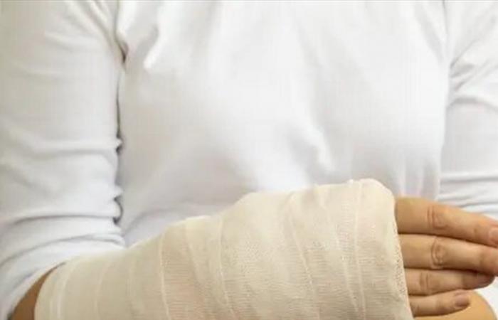 سقطت وأصيبت بكسر في ذراعها.. فنانة شهيرة تُثير قلق الجمهور (فيديو)