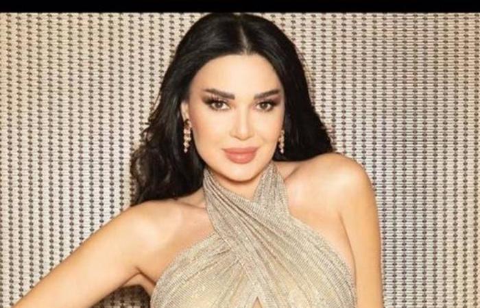 بفستان أسود ووردة حمراء كبيرة… جلسة تصوير جديدة لسيرين عبد النور بمناسبة عيد الحب (صور)