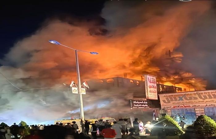 حريق هائل بمركز تجاري في اليمن (فيديو)