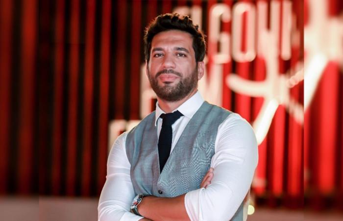 بعد إجبار شاب على ارتداء ملابس نسائية.. فنان مصري يعلّق