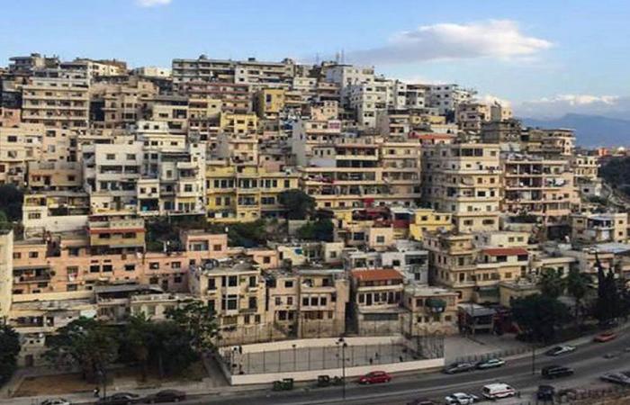 رجل يهدد بحرق نفسه احتجاجًا على قرار هدم مبنى! (فيديو)