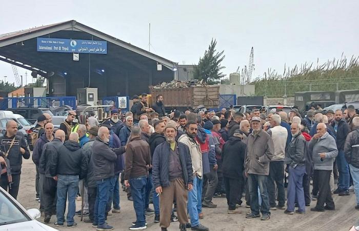 بالفيديو والصور: احتجاجات وقطع طرق رفضًا لقرار الحكومة