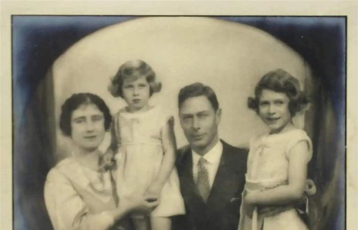 بالصور.. مزاد يعرض رسالة نادرة تكشف رسومات طفولة الملكة إليزابيث