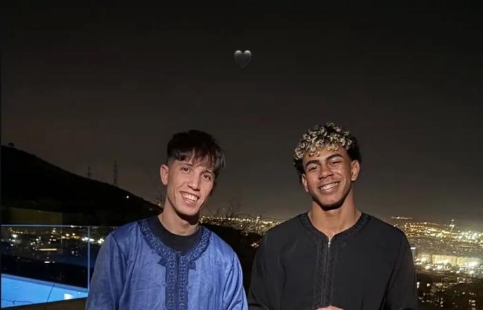 احتفالًا بشهر رمضان.. لامين يامال يظهر بالجلباب المغربي (صورة)