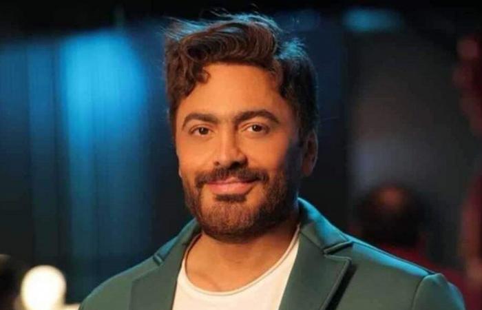 والدة تامر حسني تطل معه في مُفاجأة للجمهور.. شاهدوا الفيديو