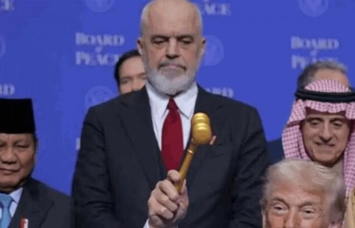 بالفيديو.. ترامب يسرق مطرقة "مجلس السلام" المطلية بالذهب