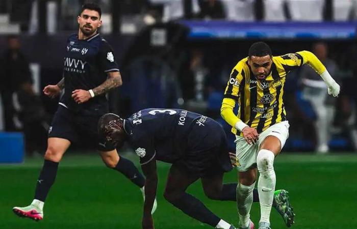 خبير تحكيمي يفجرها.. ضربة جزاء ضائعة للاتحاد أمام الهلال